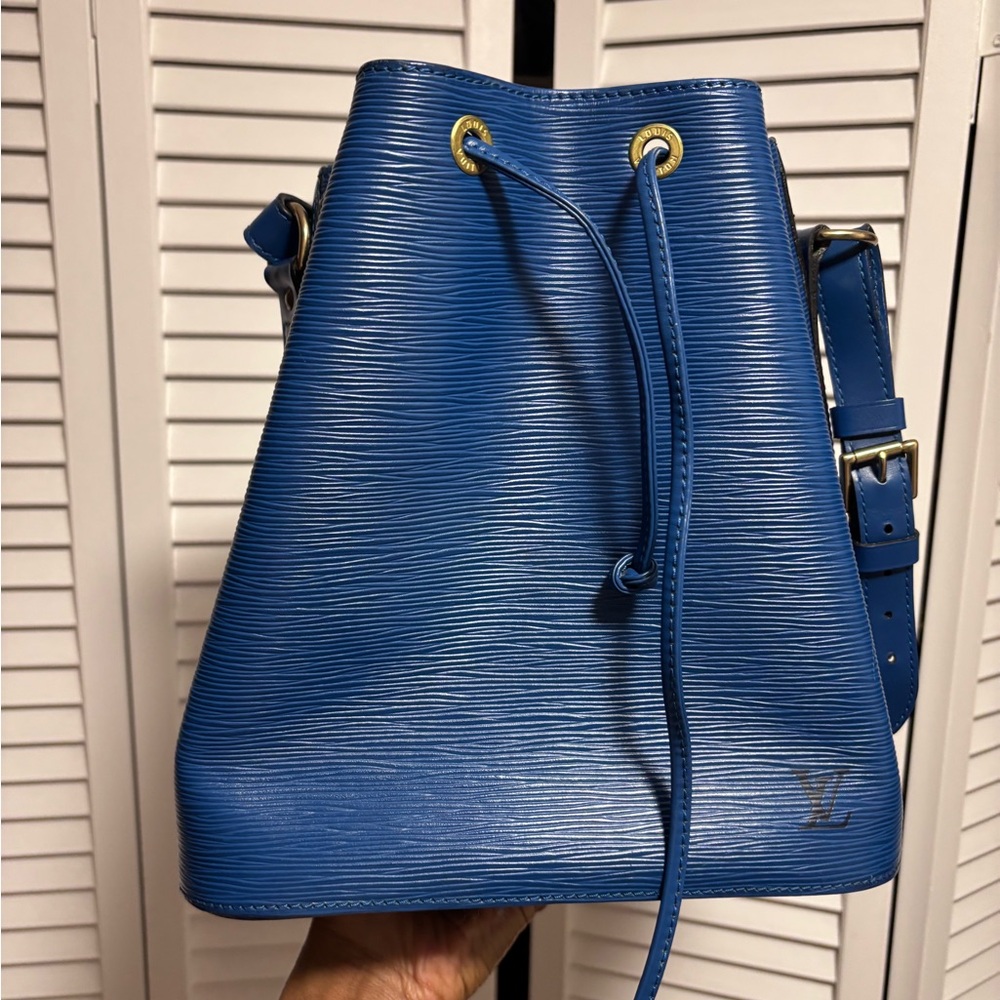 Louis Vuitton Noe Epi Leather bucket blue.